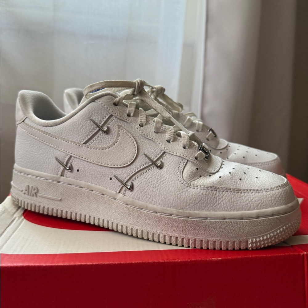 Special Edition -Wmns Air Force 1 ‘07 LX Sisterhood - White Metalic Silver